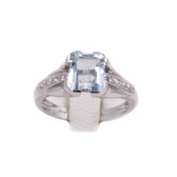 Anello in oro bianco con acquamarina e brillanti carati totali 0,08