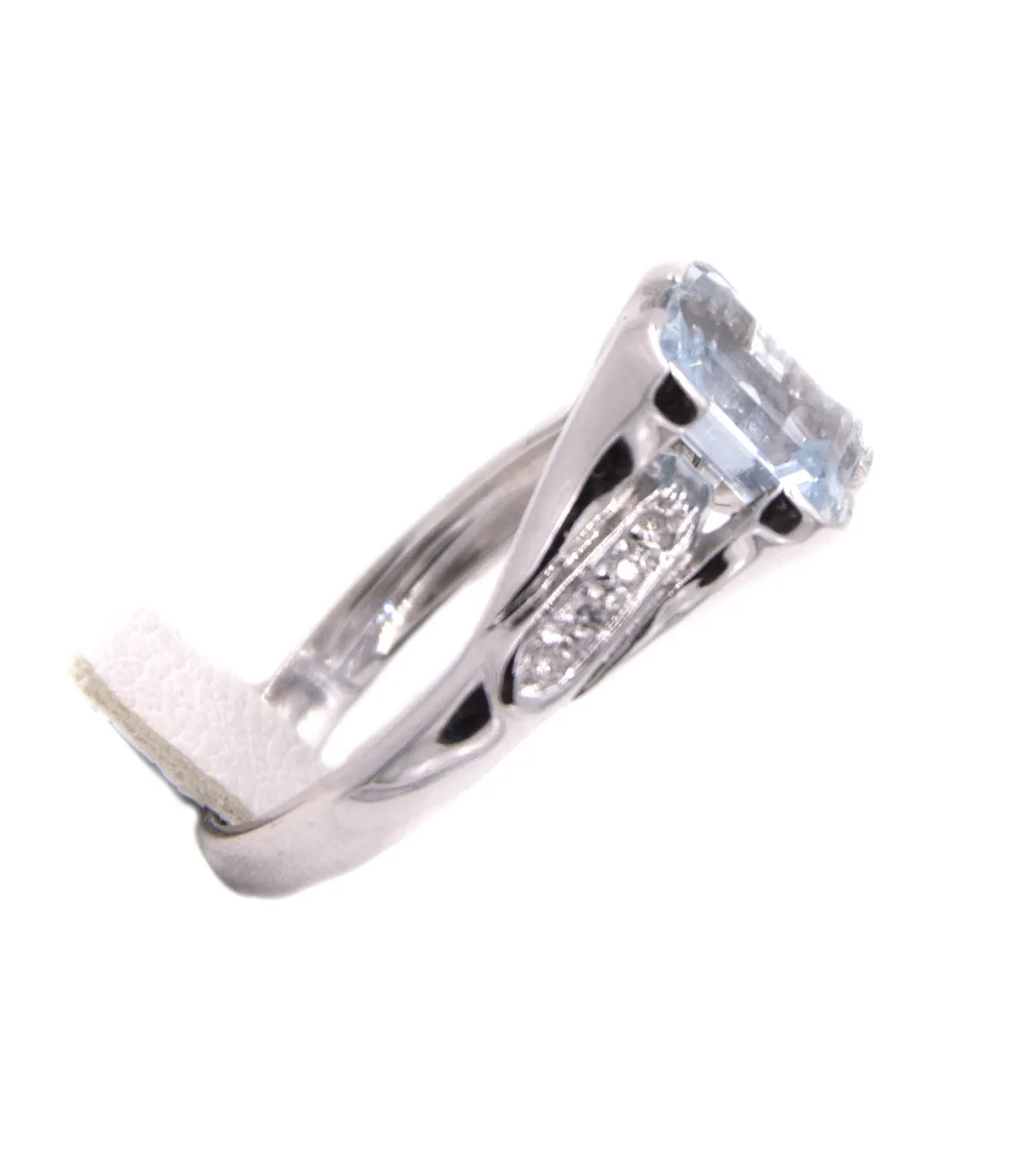 Anello in oro bianco con acquamarina e brillanti carati totali 0,08