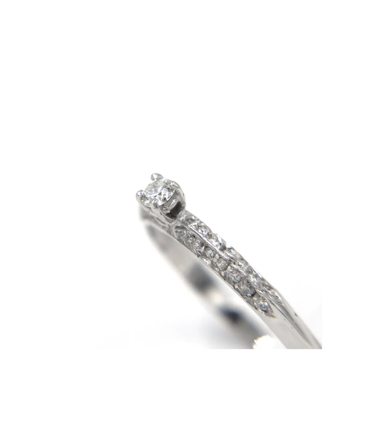 Anello solitario in oro bianco con pavè di brillanti carati totali 0,36