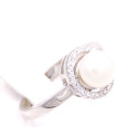 Anello in argento con perla e zirconi