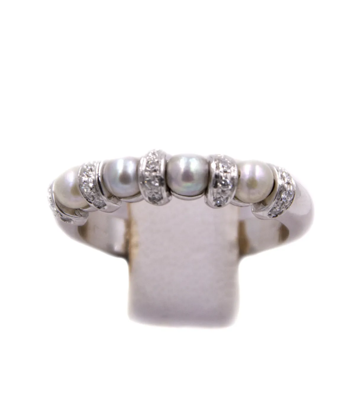 Anello in oro bianco con brillanti carati totali 0,20 e perline grigie