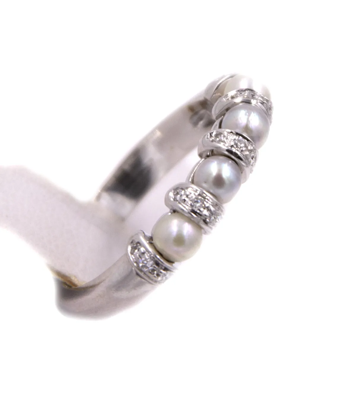 Anello in oro bianco con brillanti carati totali 0,20 e perline grigie