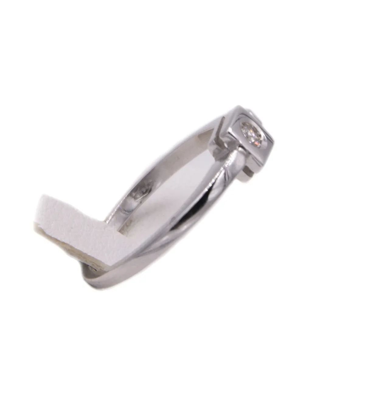 Anello solitario in oro bianco con brillante da 0,08 carati