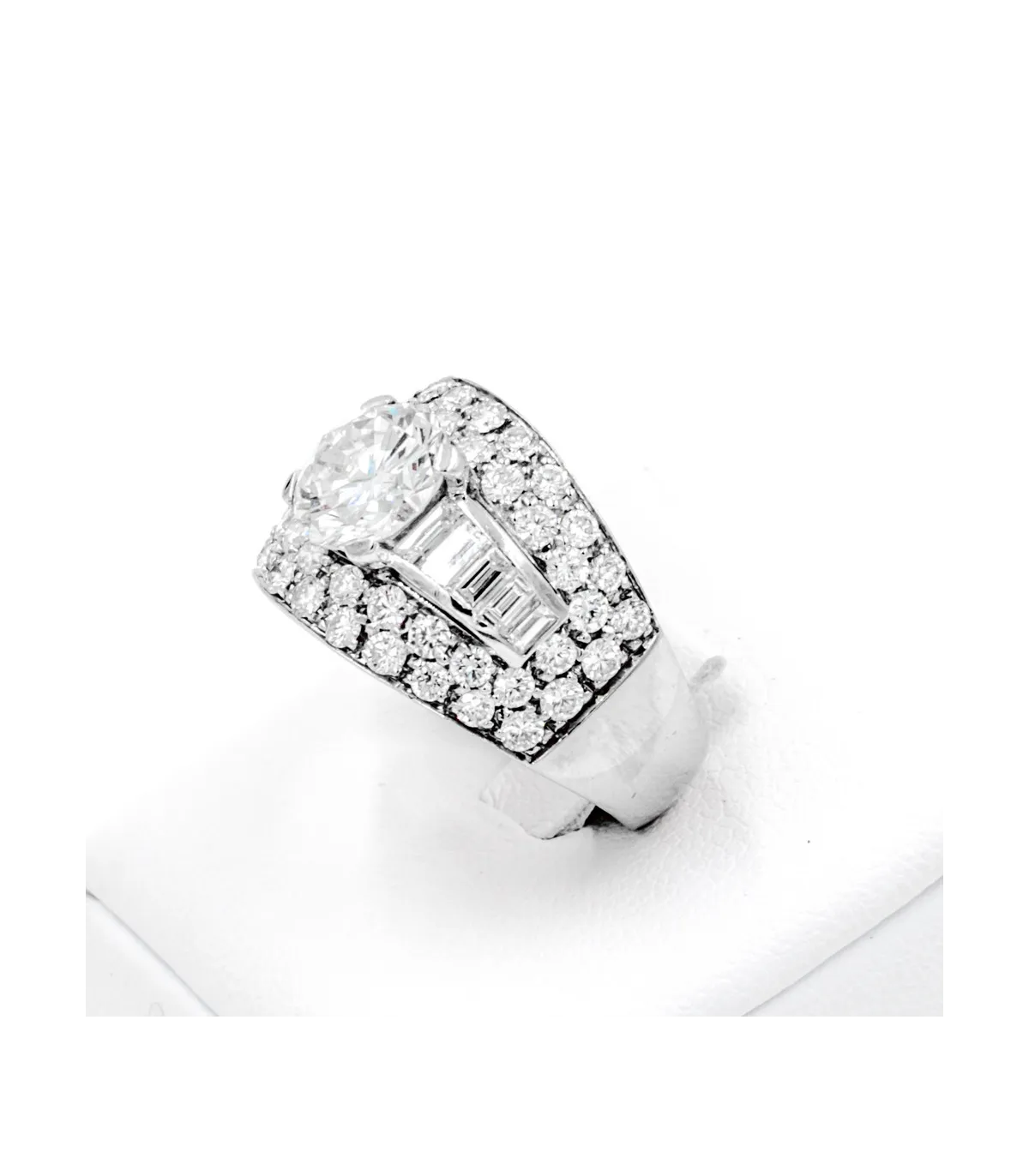 Anello in oro bianco e diamanti