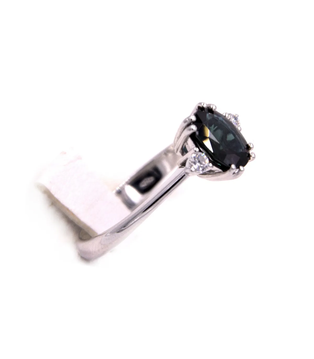 Anello in oro bianco con zaffiro ovale da 1,3ct e 2 brillanti da 0,05ct