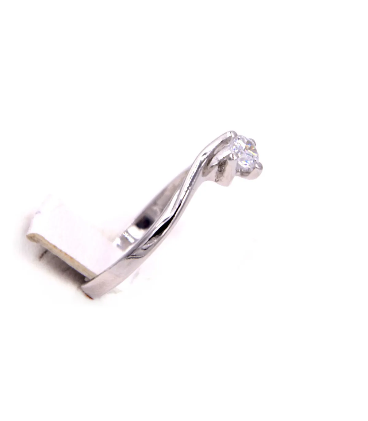 Solitario in oro bianco con brillante