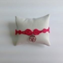 BRACCIALETTO CON CIONDOLO ROSA COLORE FUCSIA