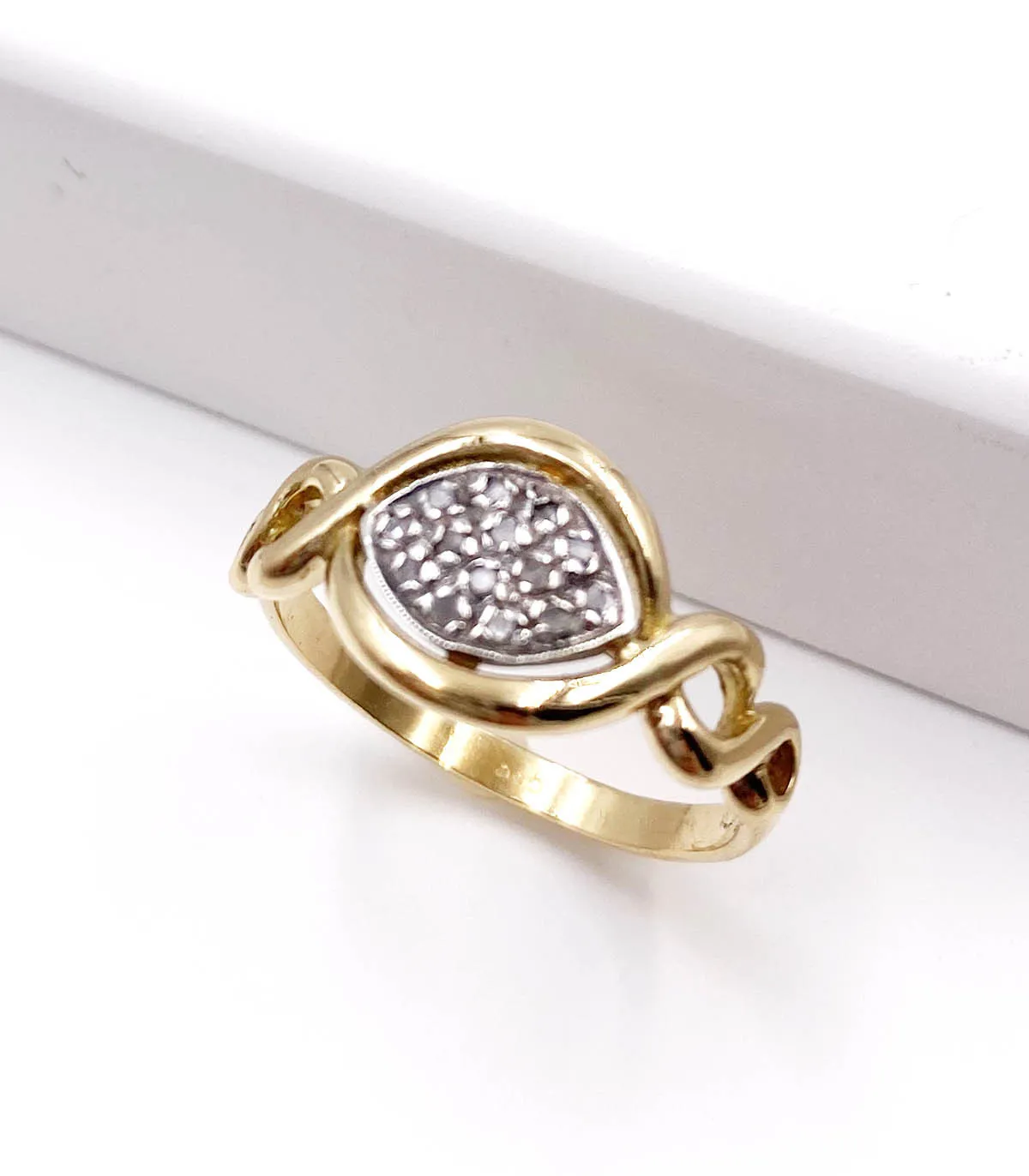 Anello in oro giallo con brillanti taglio antico