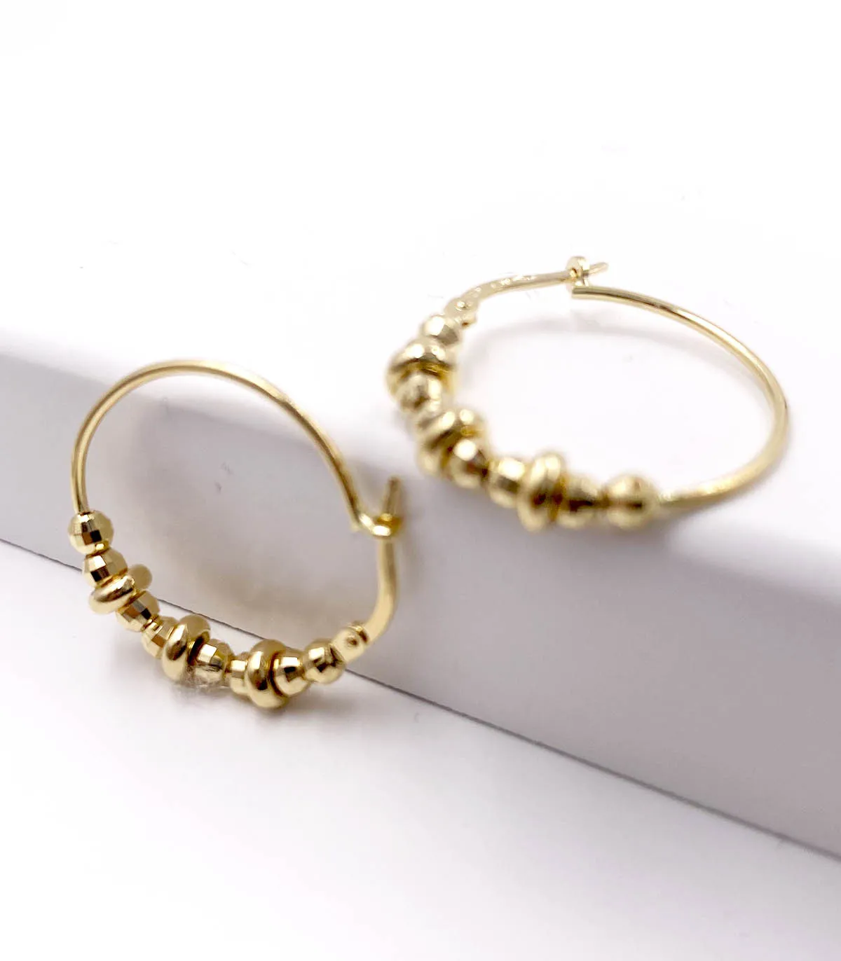 Orecchini a cerchio in oro giallo con perline