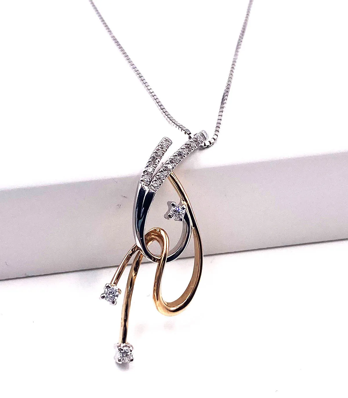 Collana in oro bianco con ciondolo in oro bianco e oro rosa con brillanti carati totali 0,27