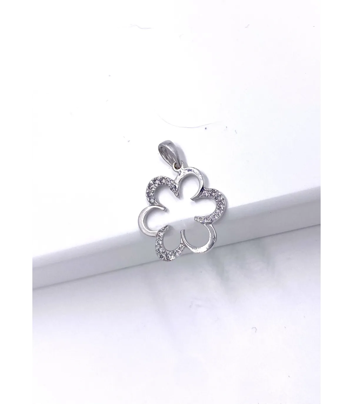 Ciondolo fiore in oro bianco satinato