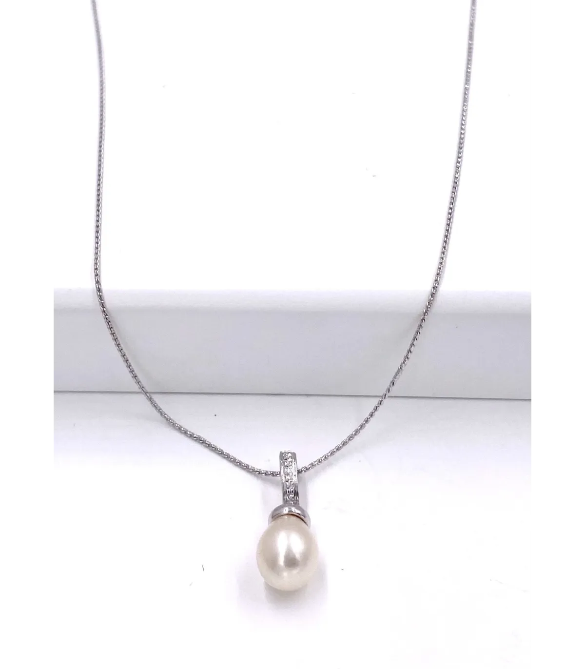 Collana in oro bianco con ciondolo con perla