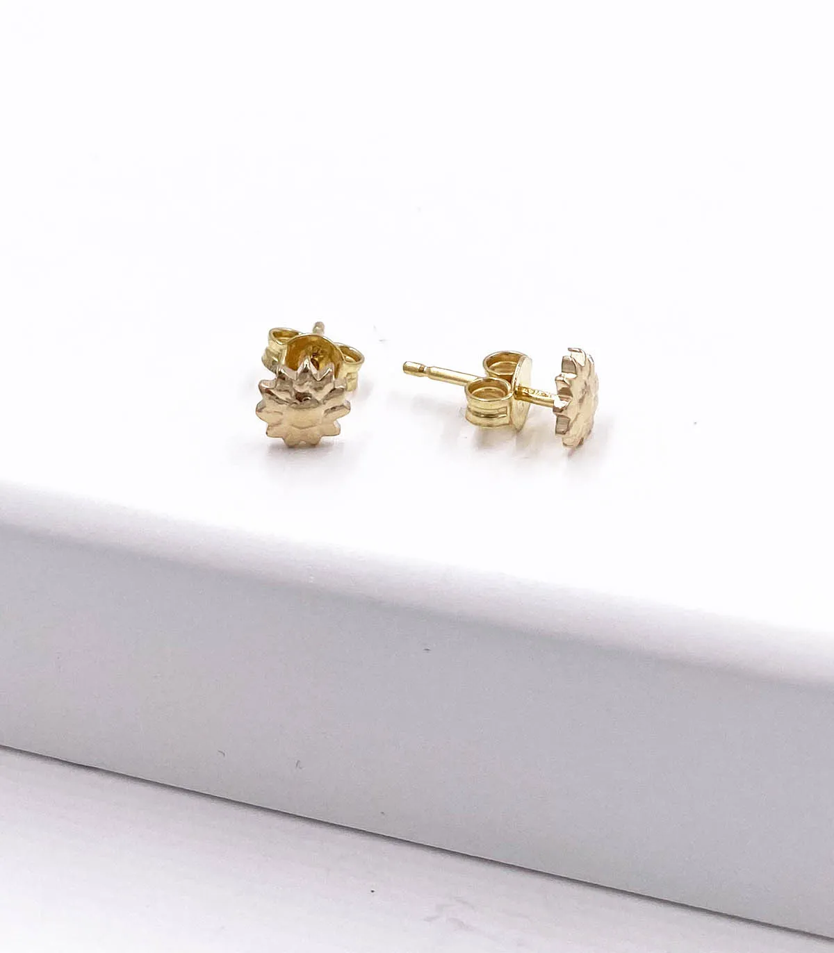 Orecchini a fiore in oro giallo da bimba