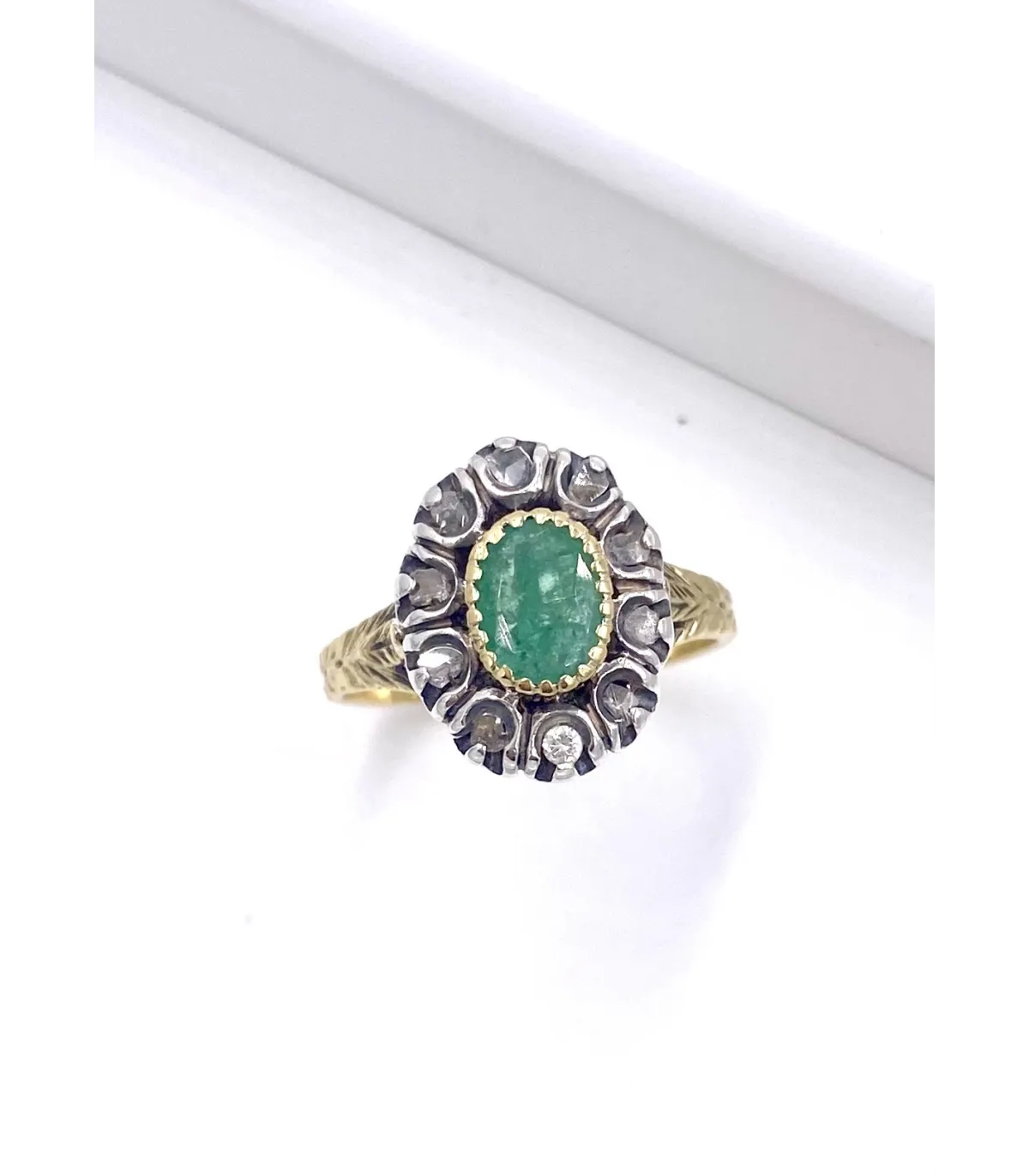 Anello in oro giallo e argento con smeraldi e diamanti taglio antico