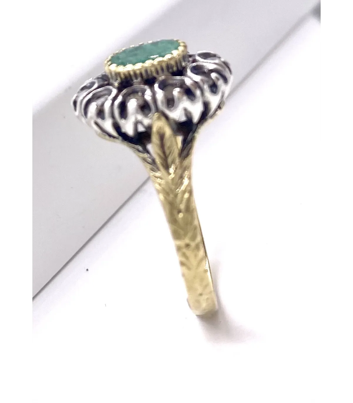 Anello in oro giallo e argento con smeraldi e diamanti taglio antico