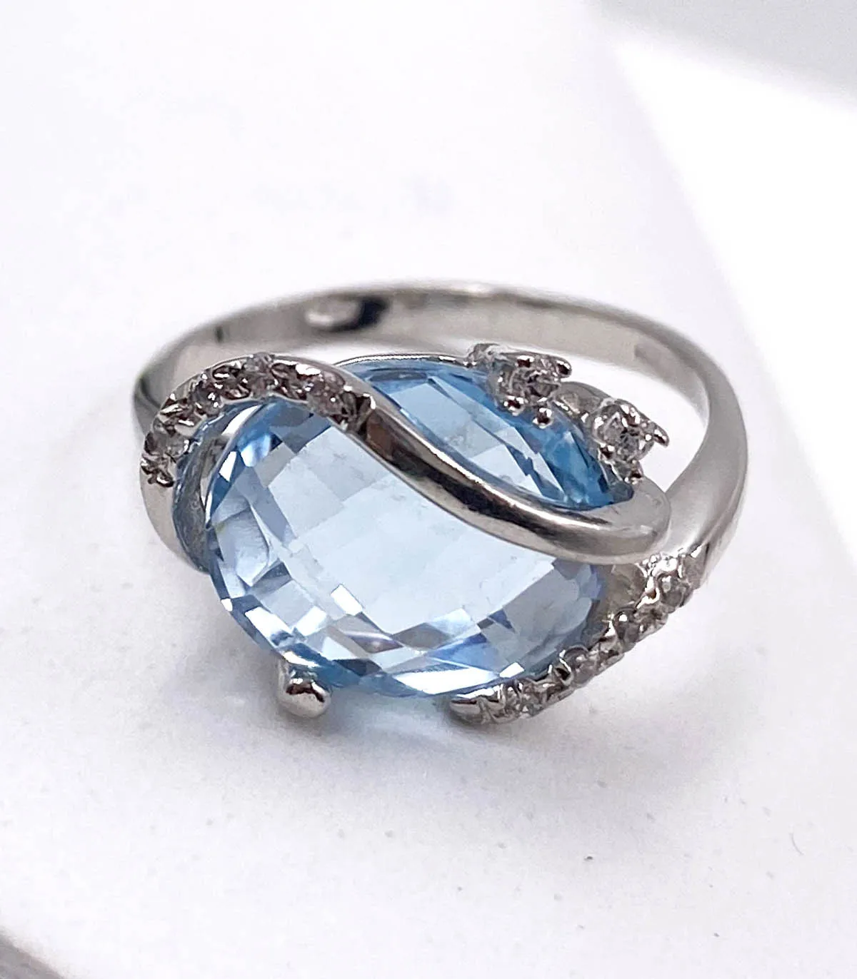 Anello in oro bianco con topazio azzurro e zirconi