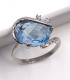 Anello in oro bianco con topazio azzurro e zirconi