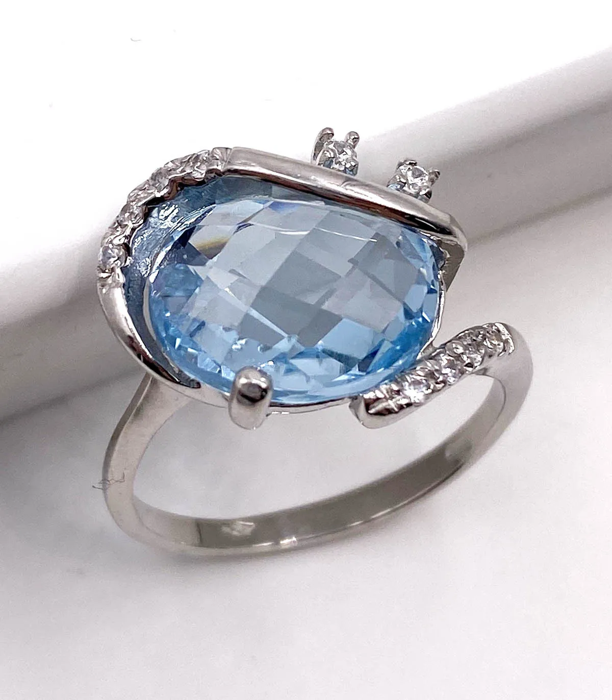 Anello in oro bianco con topazio azzurro e zirconi