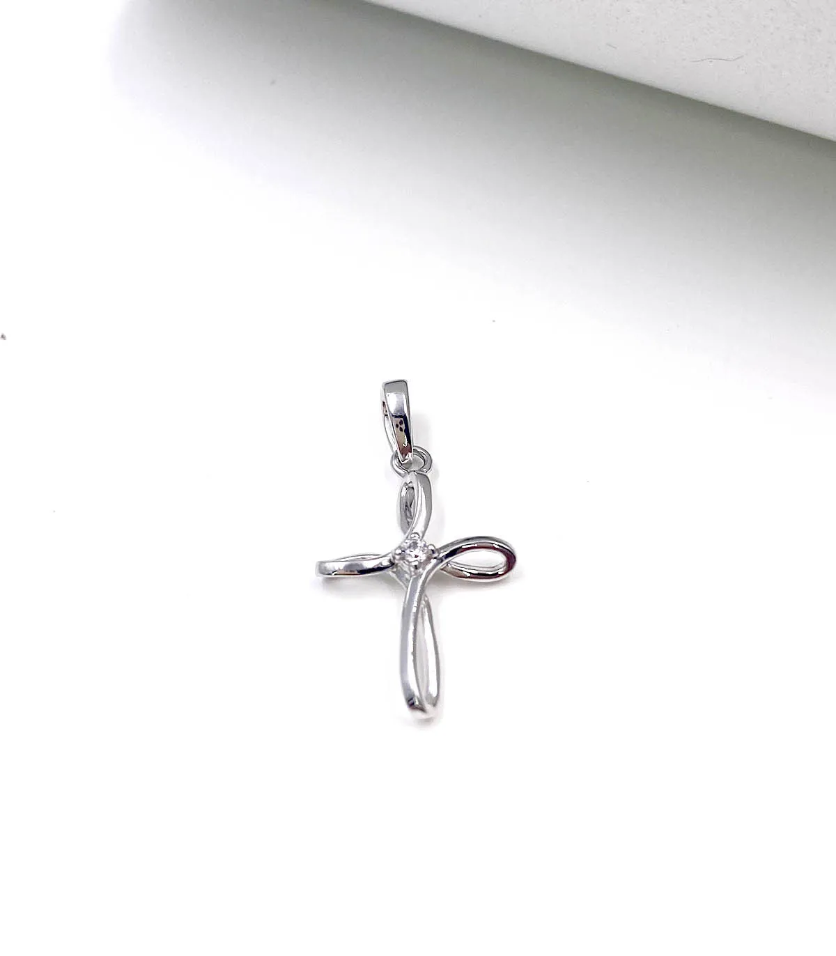 Ciondolo Croce in oro bianco con brillante da 0,02 carati