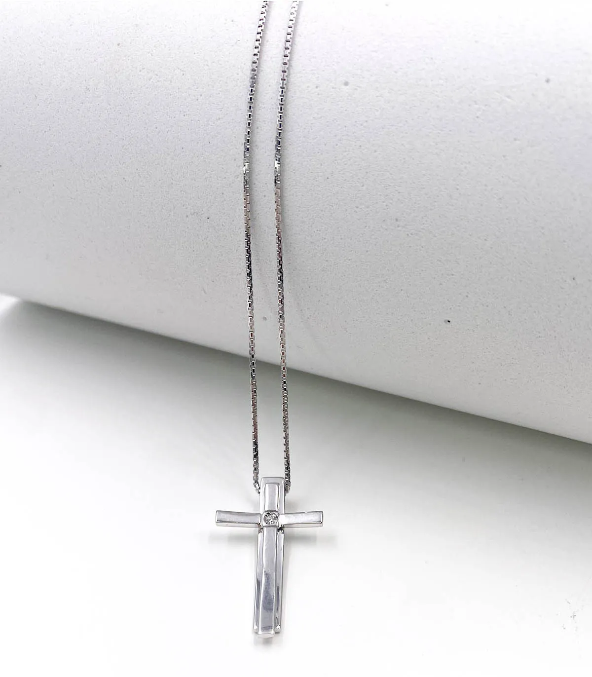Collana in oro bianco con croce con brillante da 0,05 carati