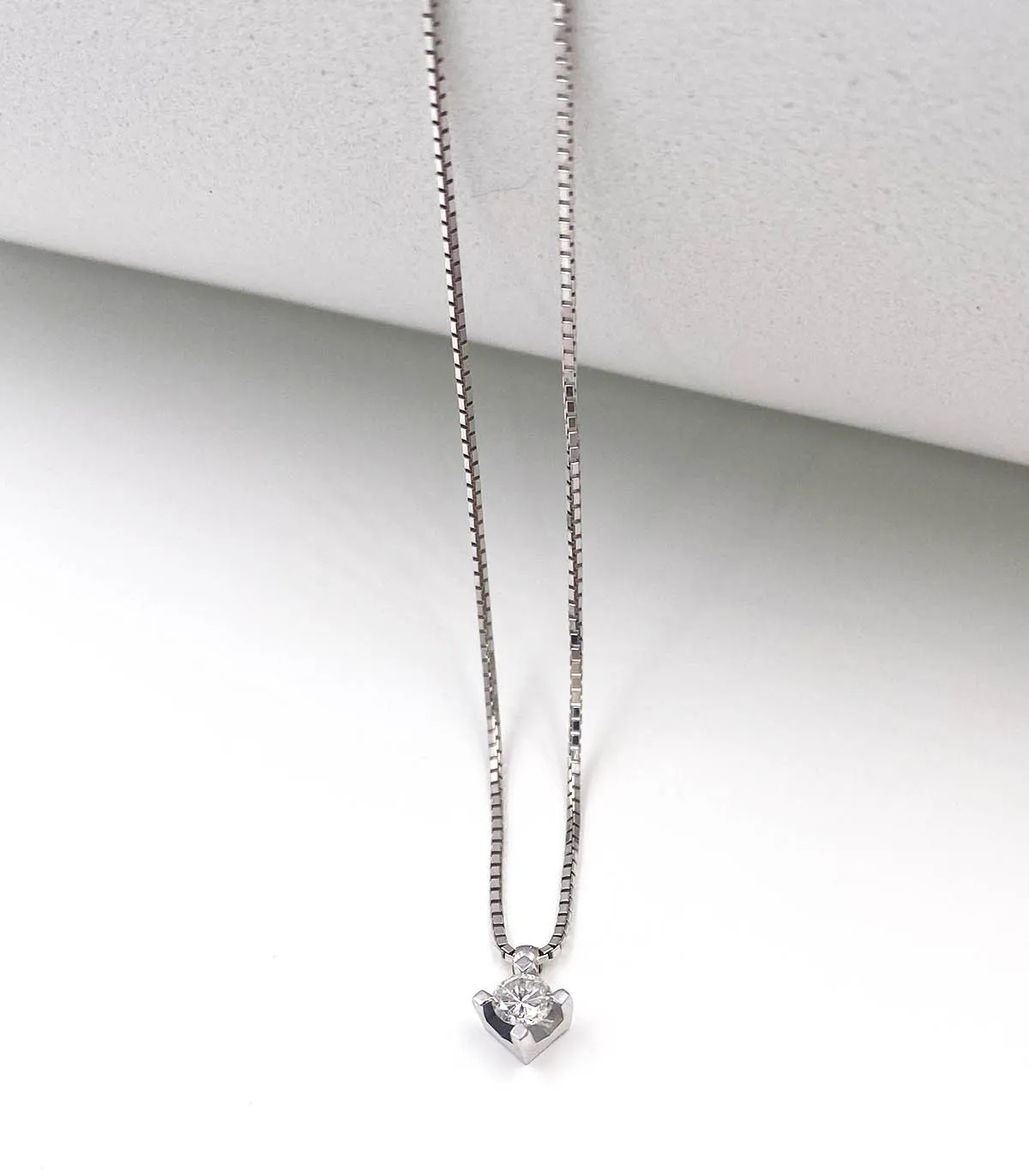 Collana punto luce in oro bianco con brillante da 0,10 carati