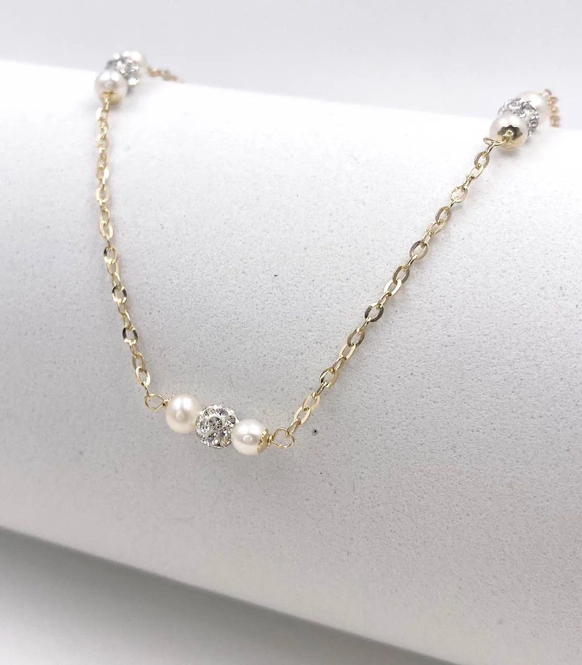 Collana in oro giallo con perle e sfere zirconate