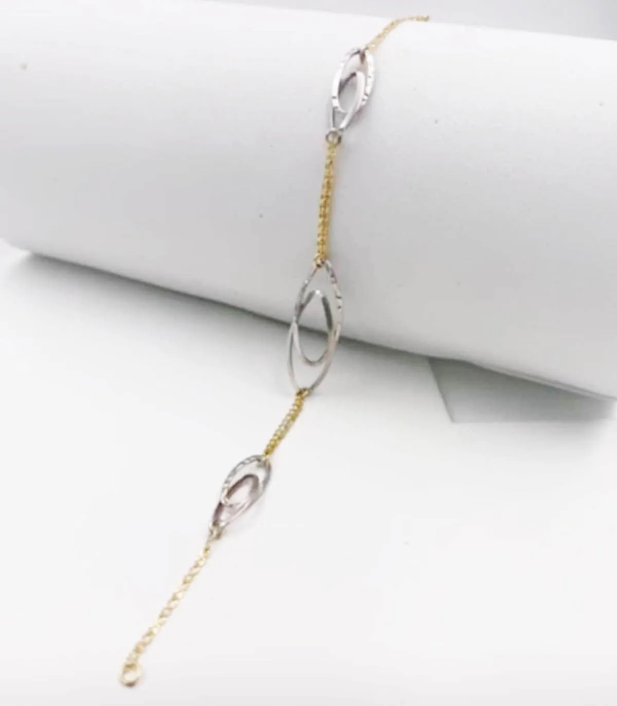 Bracciale in oro giallo a catena con particolari in oro bianco