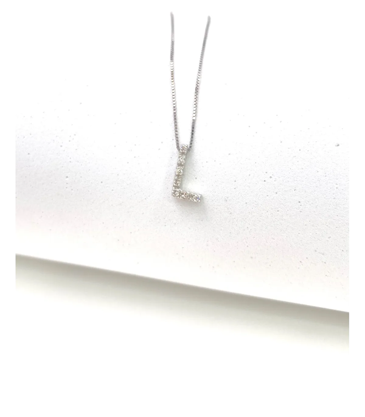 Collana in oro bianco con lettera L con brillanti carati totali 0,14