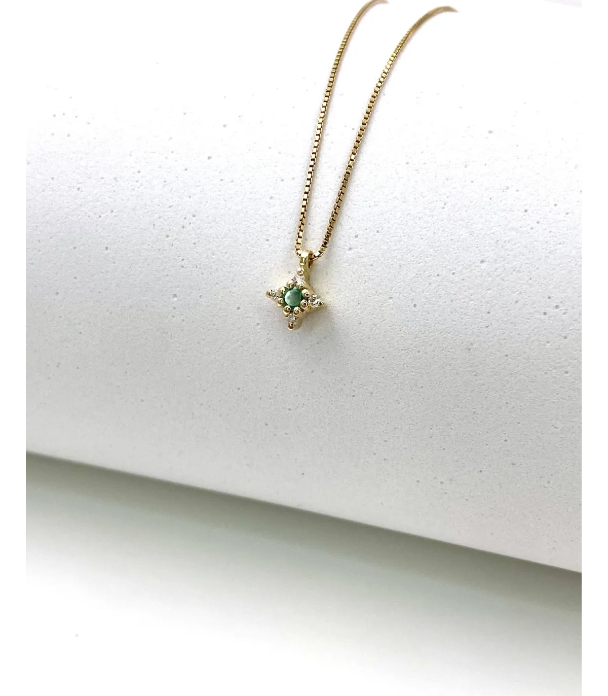 Collana in oro giallo con ciondolo con smeraldo da 0,05 carati e brillanti carati totali 0,04