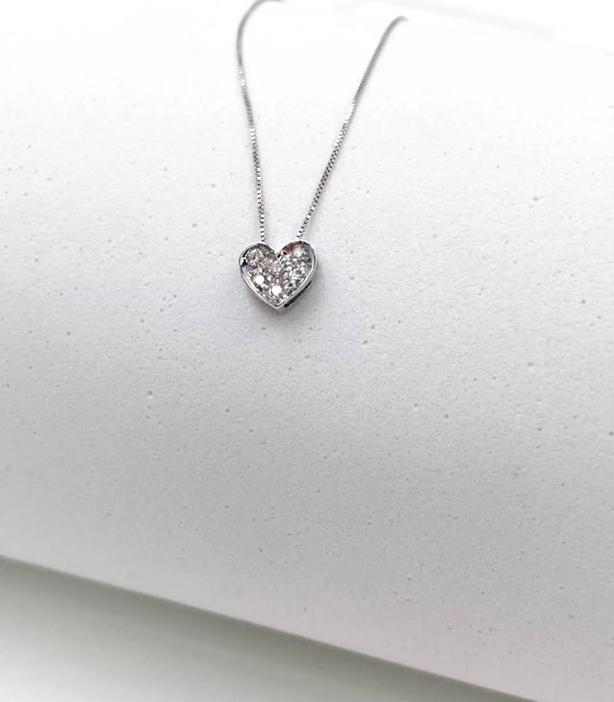 Collana in oro bianco con ciondolo cuore con brillanti carati totali 0,09