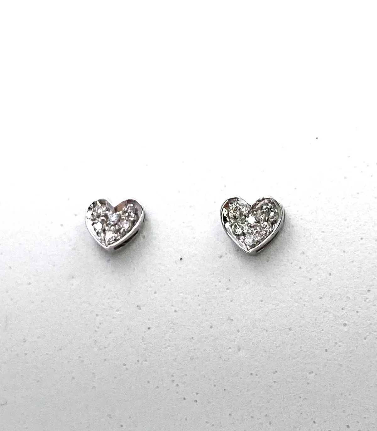 Orecchini in oro bianco a cuore con brillanti carati totali 0,18