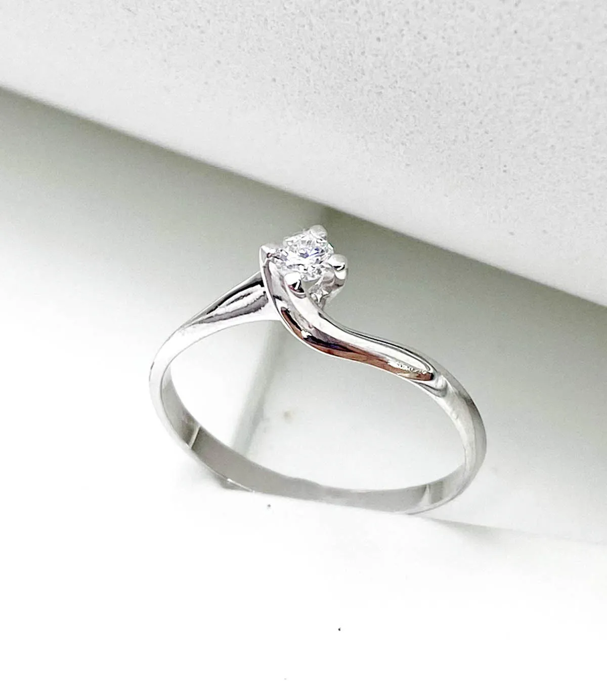 Anello solitario in oro bianco con brillante da 0,14 carati