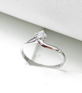 Anello solitario in oro bianco con brillante da 0,15 carati
