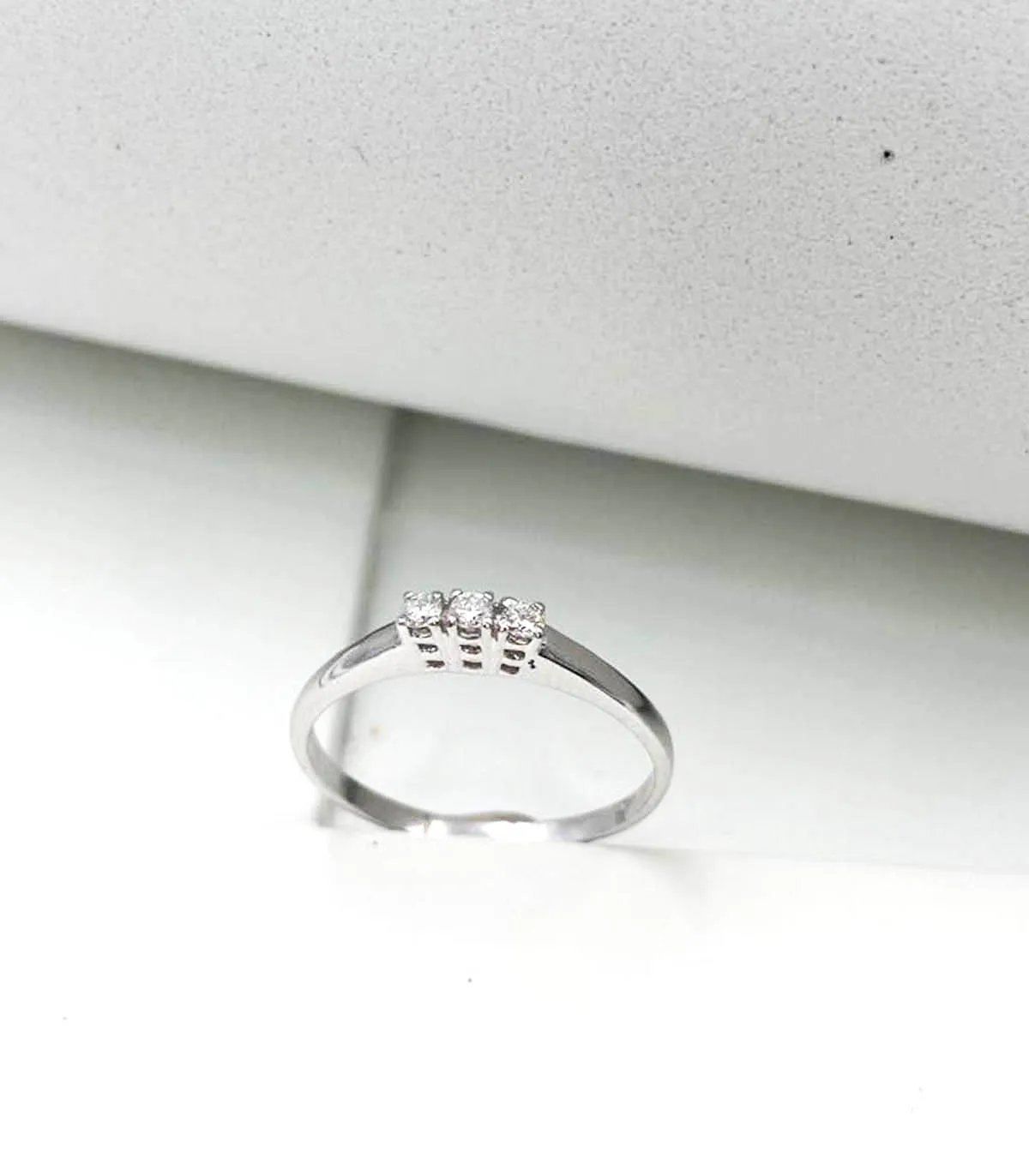 Anello trilogy in oro bianco con brillanti carati totali 0,09