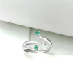Anello trilogy in oro bianco con due smeraldi da 0,15 carati totali ed un brillante da 0,10 carati