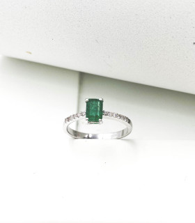 Anello in oro bianco con smeraldo centrale da 0,50 carati e brillanti da 0,12 carati totali