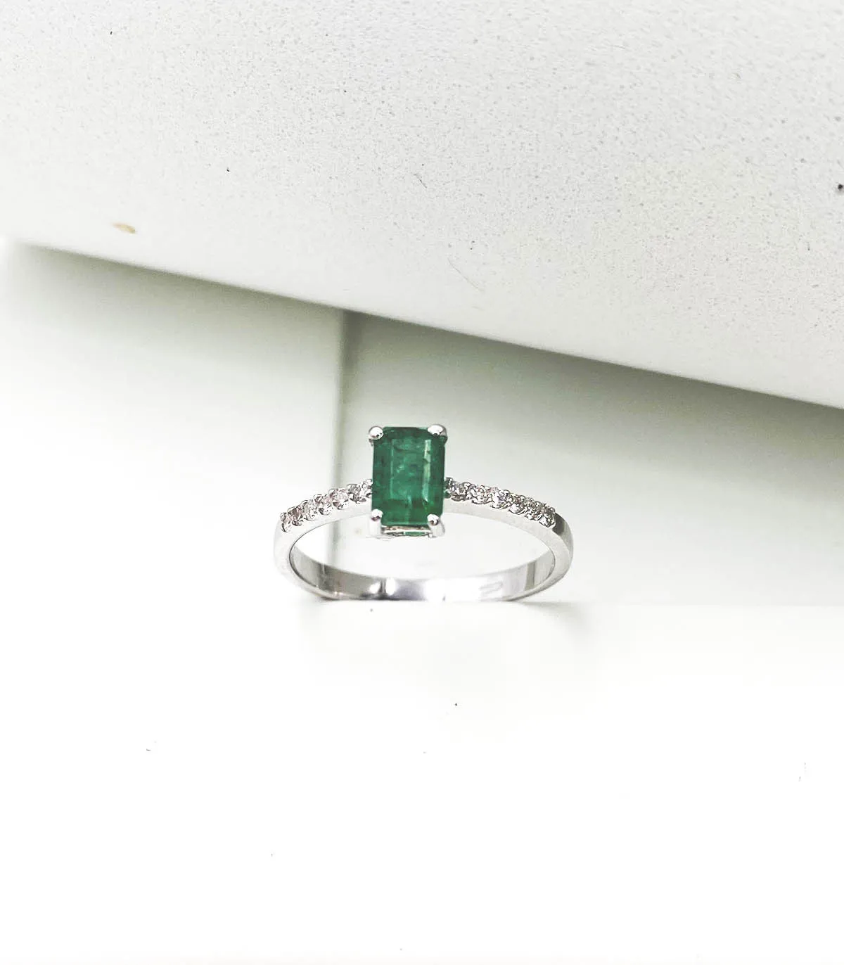 Anello in oro bianco con smeraldo centrale da 0,50 carati e brillanti da 0,12 carati totali