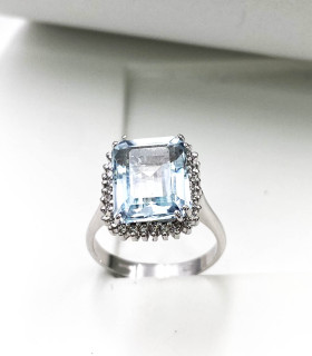 Anello in oro bianco con acquamarina centrale da 3,8 carati e brillanti laterali da 0,23 carati totali