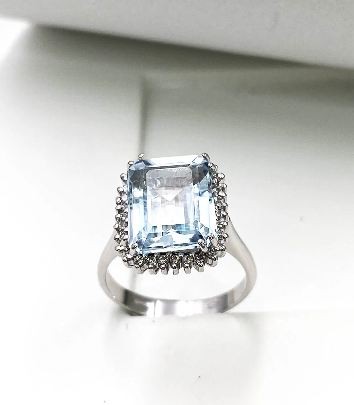 Anello in oro bianco con acquamarina centrale da 3,8 carati e brillanti laterali da 0,23 carati totali