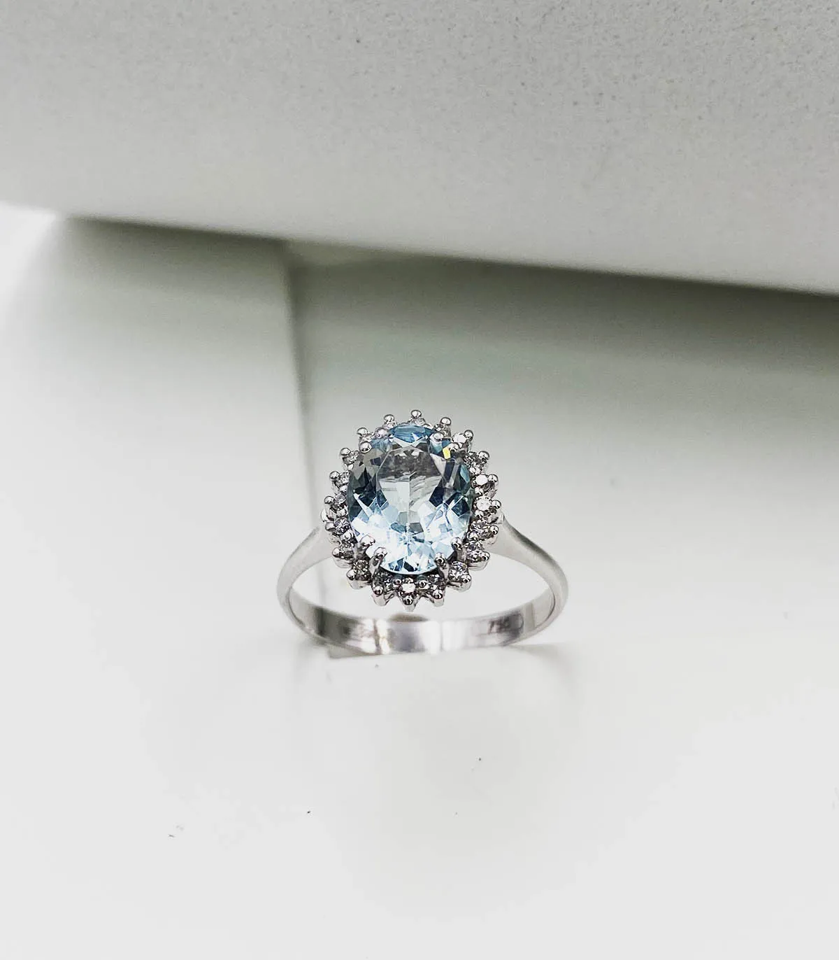 Anello in oro bianco con acquamarina centrale da 2,5 carati e brillanti da 0,20 carati totali