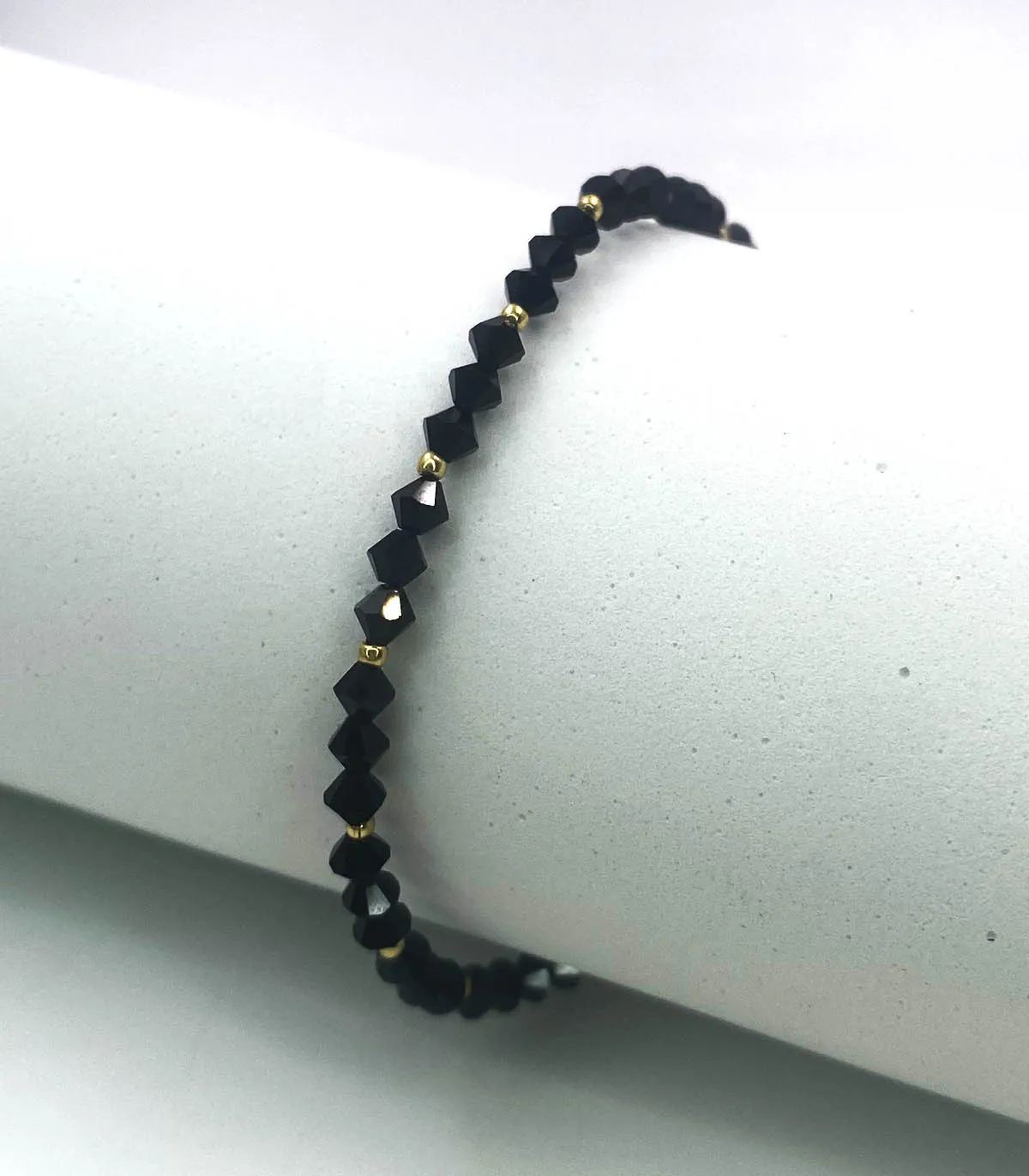 Bracciale in oro giallo con cristalli neri