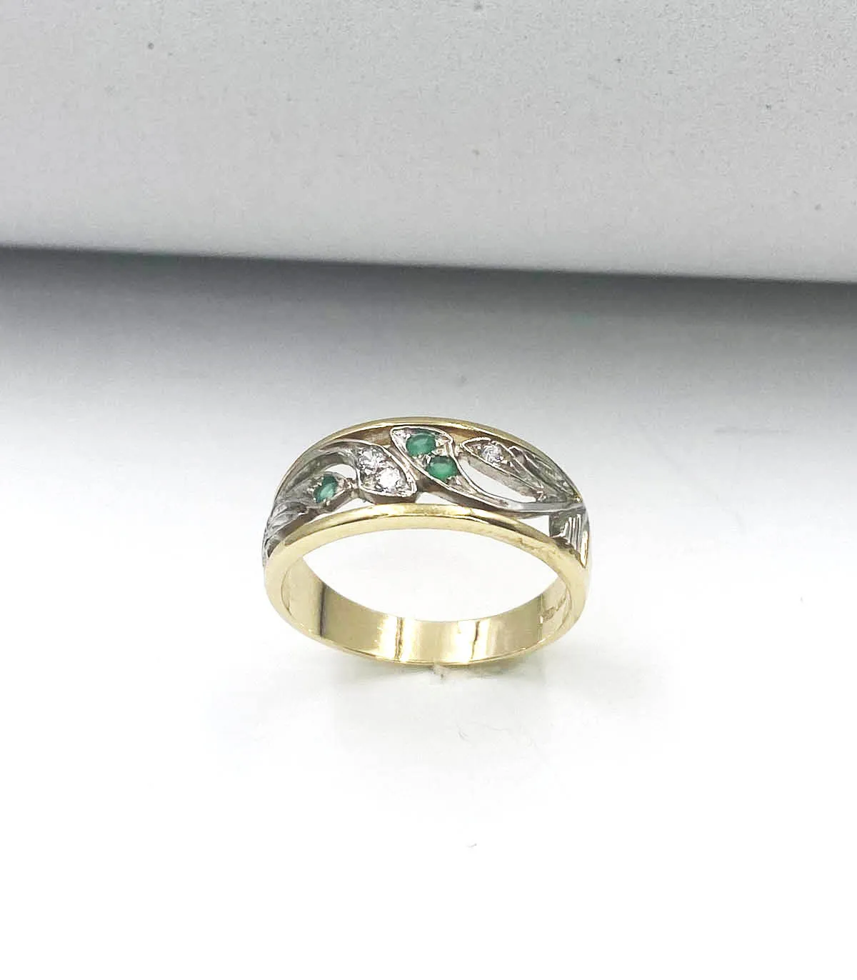 Anello in oro giallo e oro bianco con brillanti 0,06 carati totali e smeraldi