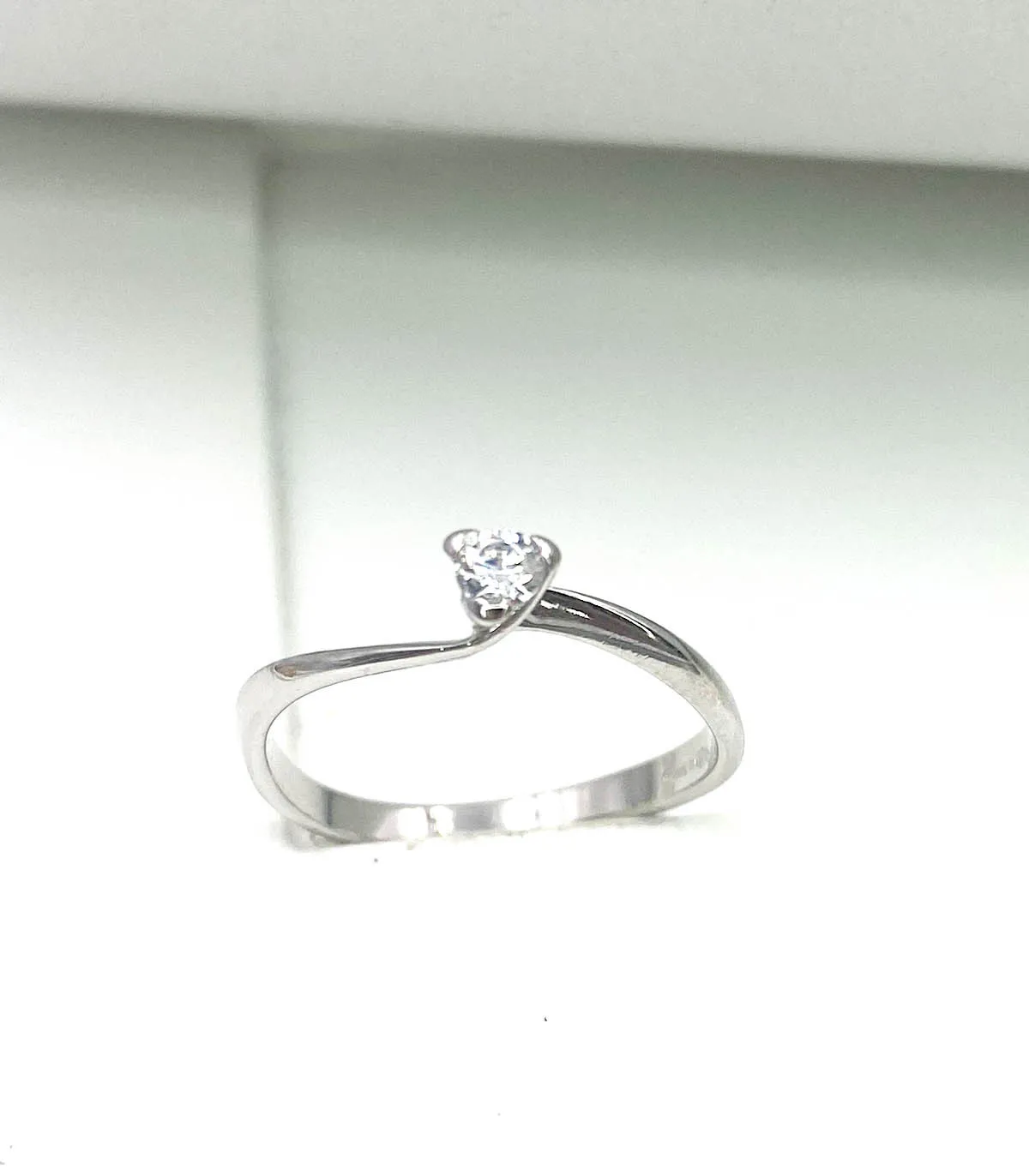 Anello solitario in oro bianco con zircone