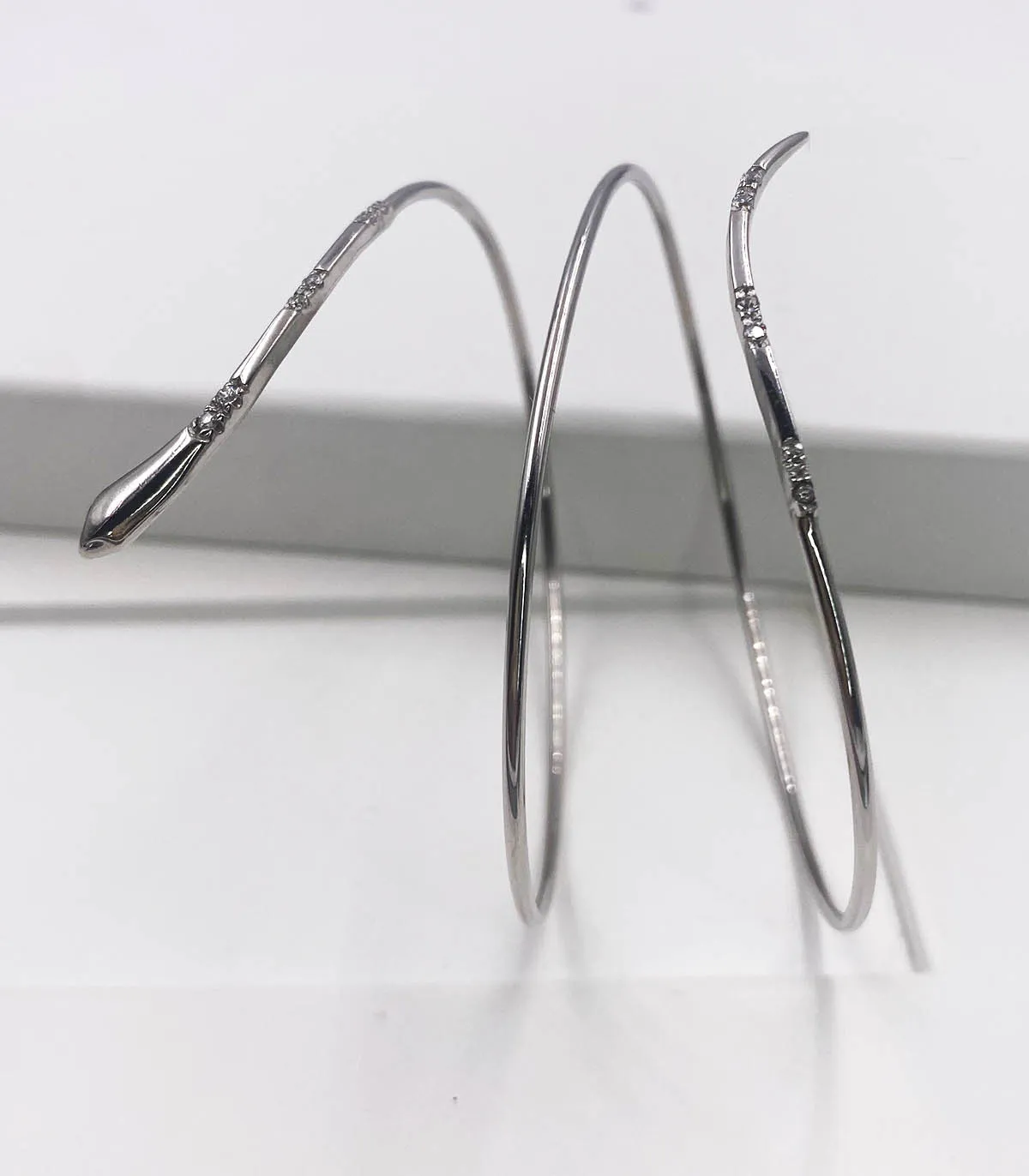 Bracciale in oro bianco a serpente con zirconi