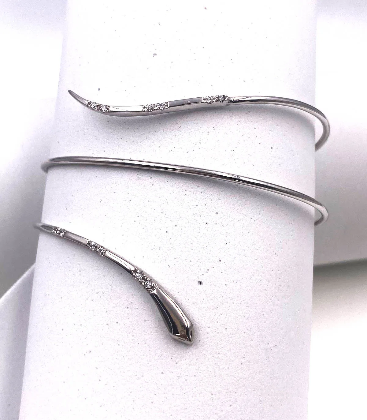 Bracciale in oro bianco a serpente con zirconi