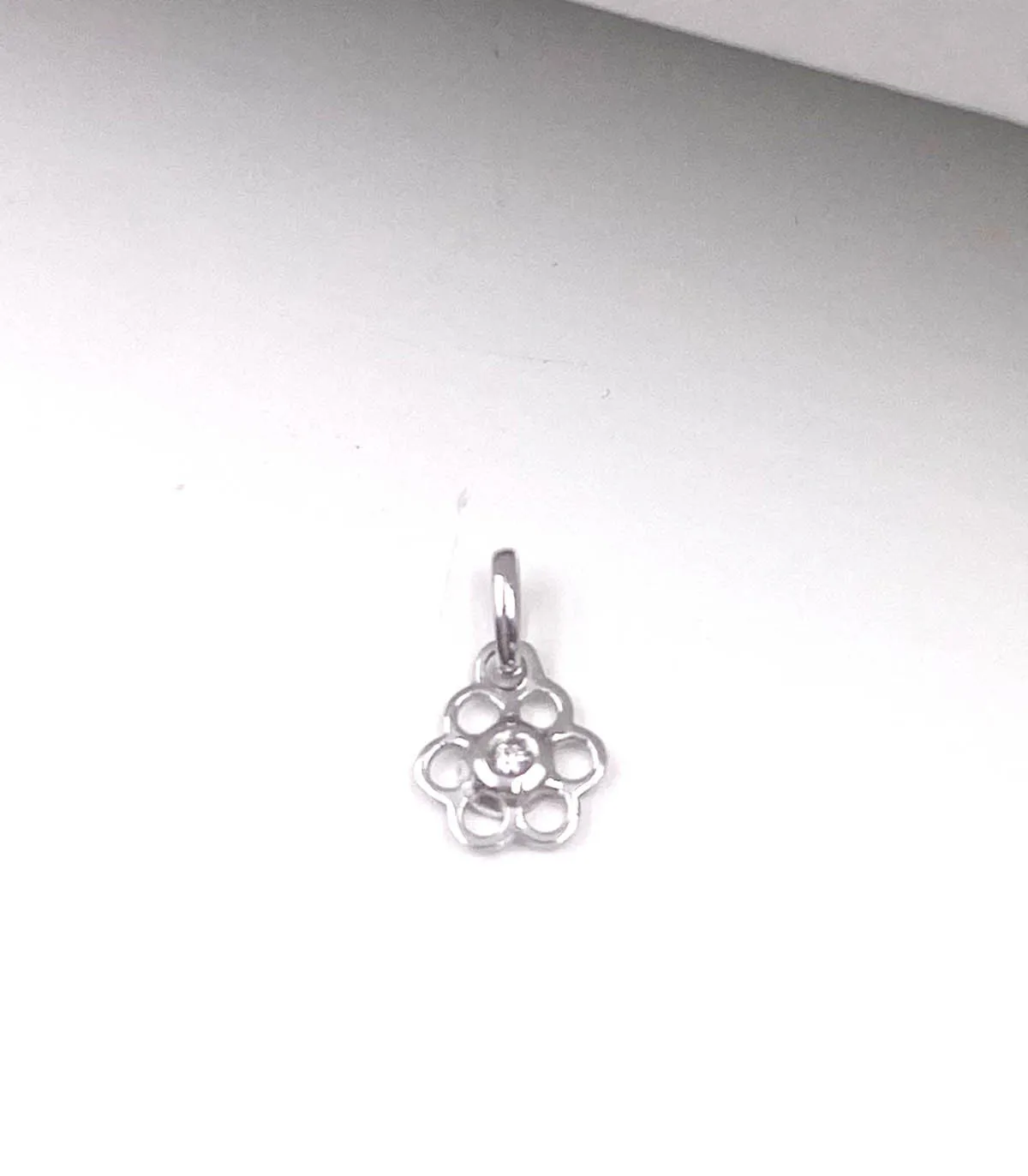 Ciondolo a fiore in oro bianco con brillante da 0,02 carati
