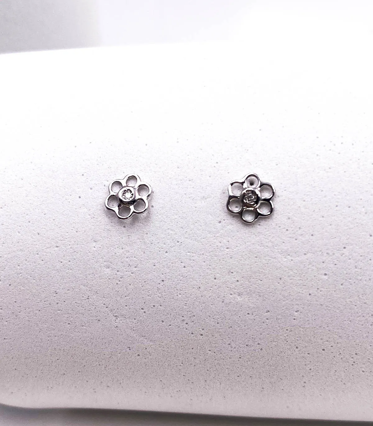 Orecchini a fiore in oro bianco con brillanti carati totali 0,05