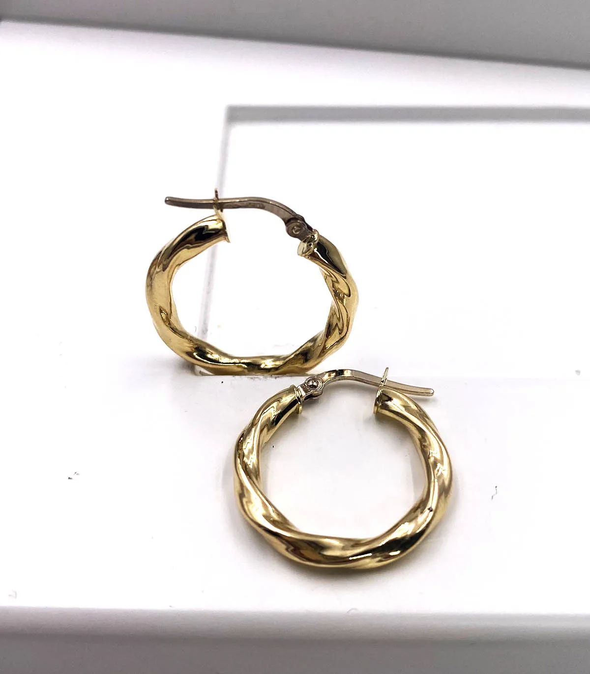 Orecchini a cerchio torchon in oro giallo