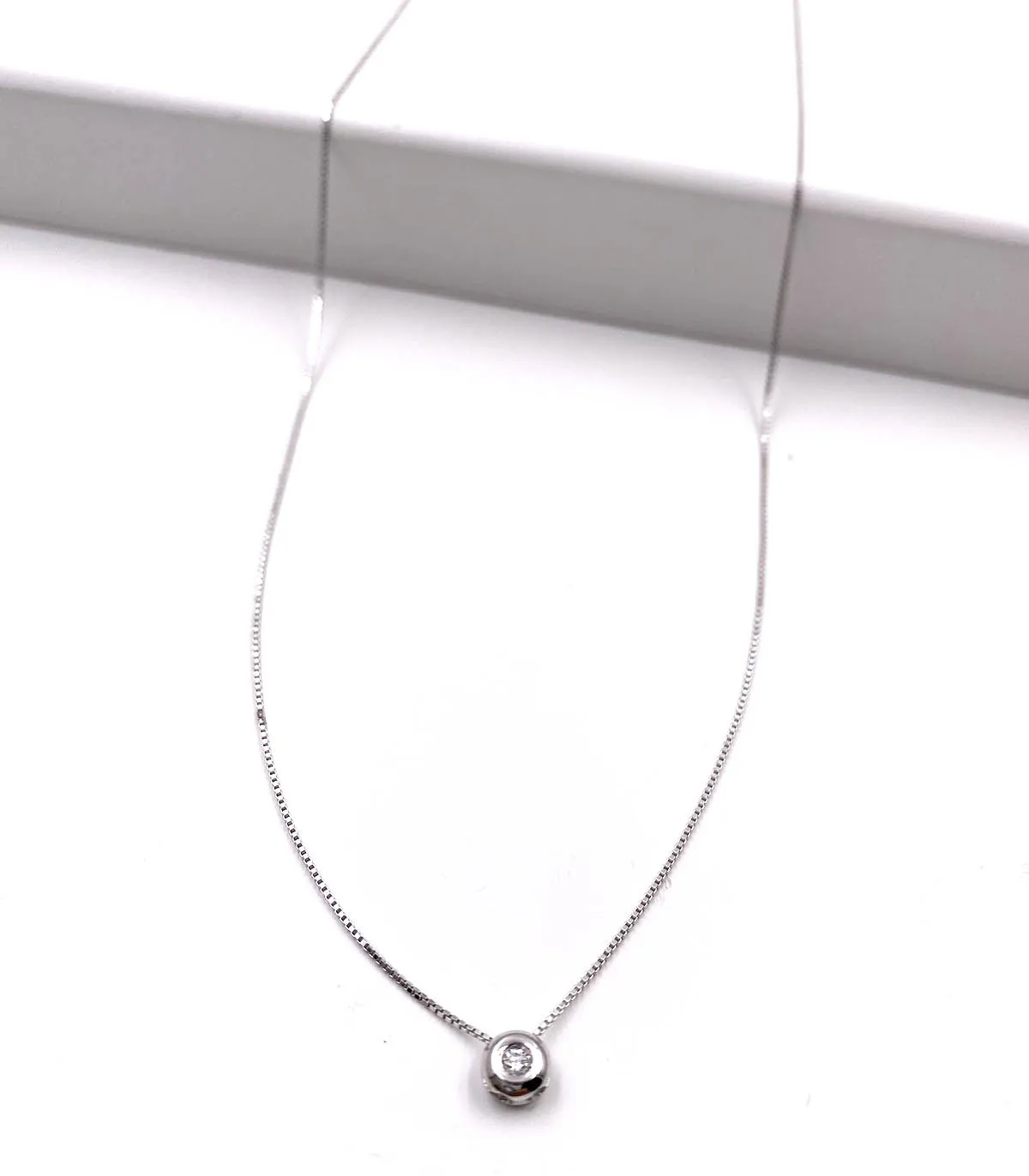 Collana punto luce a cipollina in oro bianco con brillante da 0,08 carati