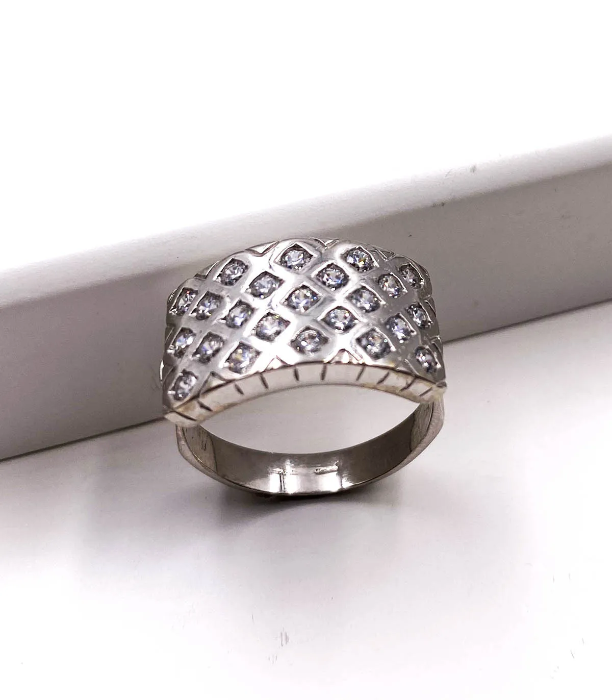 Anello a fascia in oro bianco con zirconi